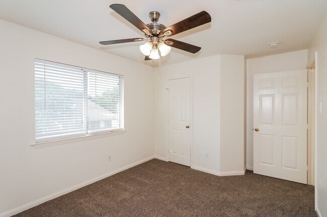Photo - 1331 Blackheath Ct