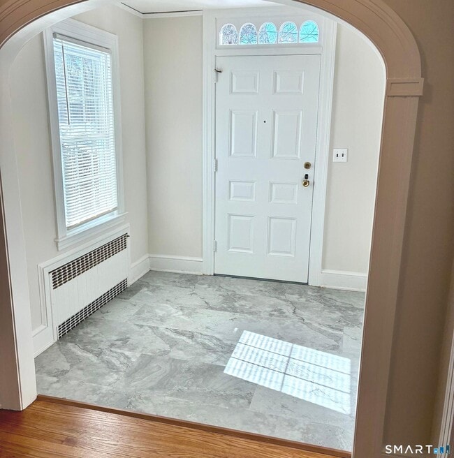 Photo - 302 Quaker Ln N