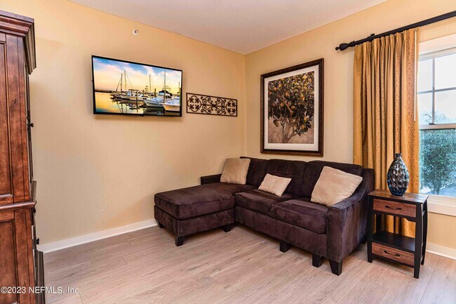 Photo - 965 Registry Blvd