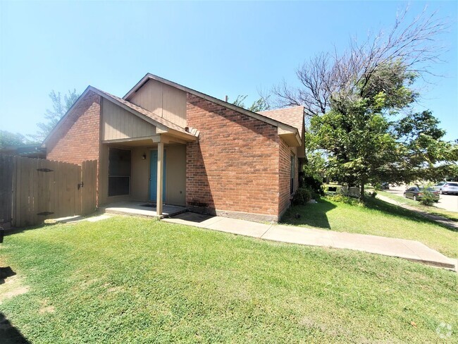 Building Photo - Welcome to this 3-Bedroom, 2-Bathroom Dupl... Rental