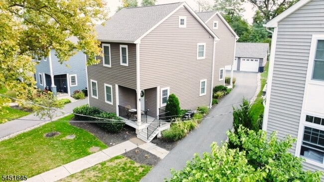 Building Photo - 156 Broad St Unit A