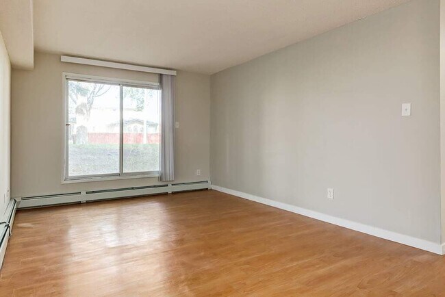 Photo - Angela Manor