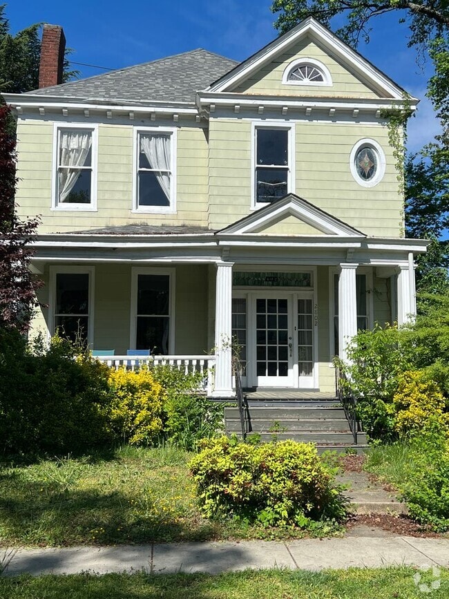 Building Photo - Gorgeous 3 bdrm/2.5 bath newly renovated h... Rental