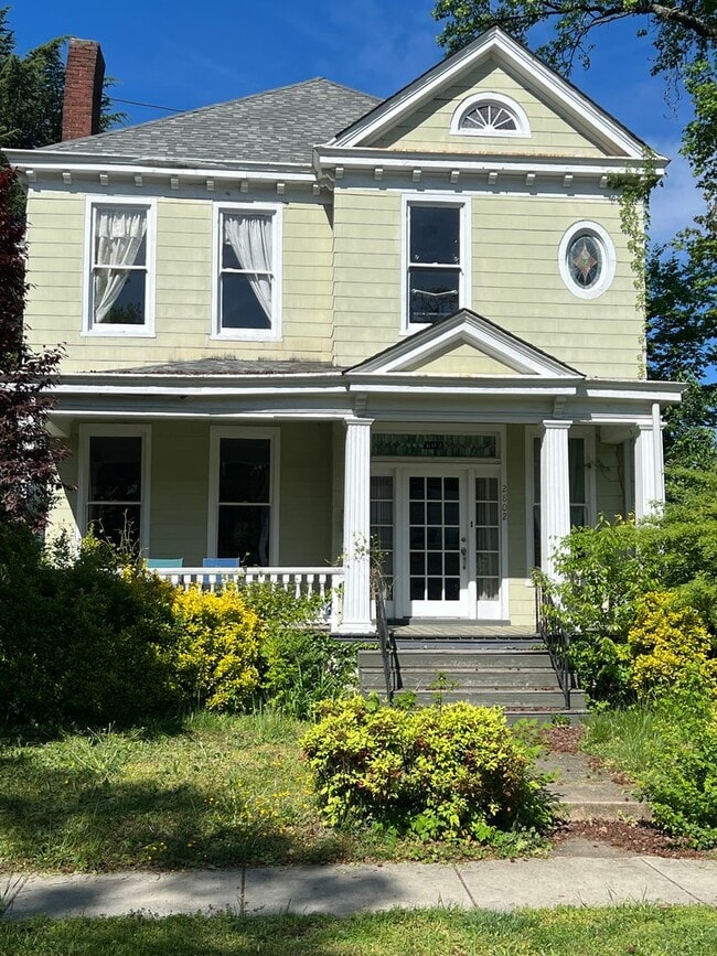 Gorgeous 3 bdrm/2.5 bath newly renovated h... - Gorgeous 3 bdrm/2.5 bath newly renovated h... House