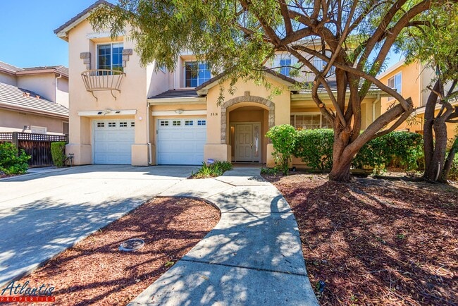 Building Photo - Beautiful Home | Remodeled Kitchen | Centr...