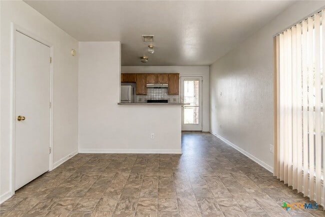 Photo - 102 E Robin Ln