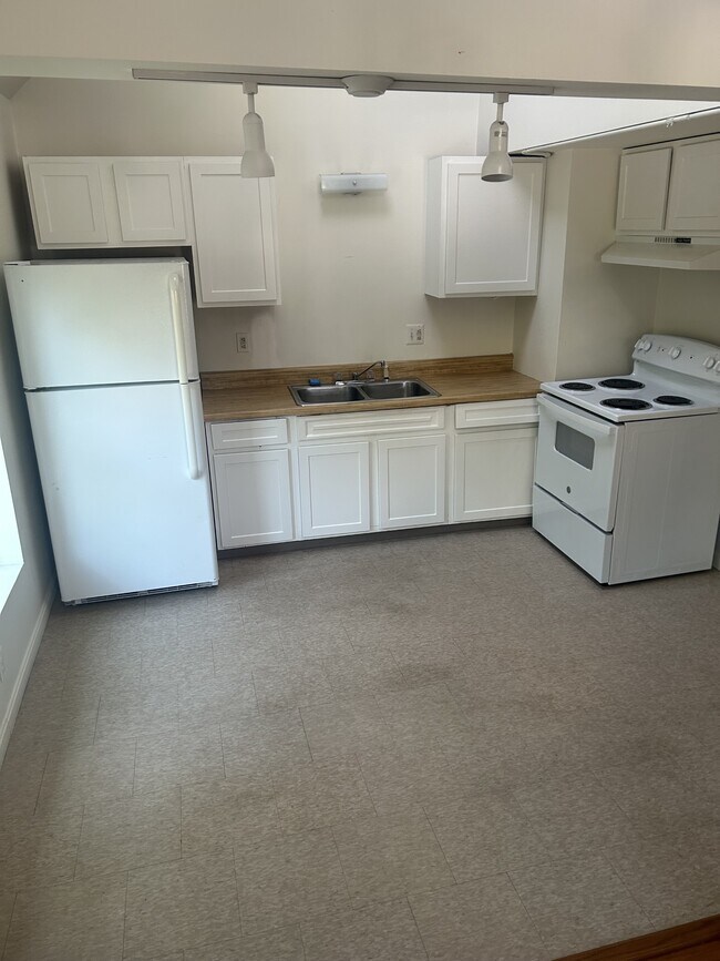 Building Photo - 10 Railroad Square Unit 201