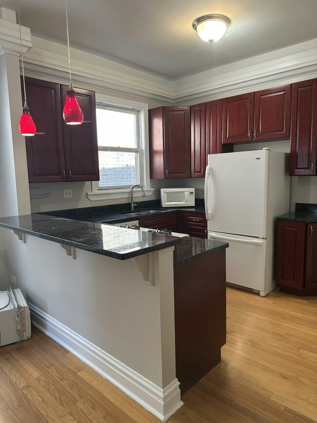 Building Photo - 121 W 1st St Unit Apt 5