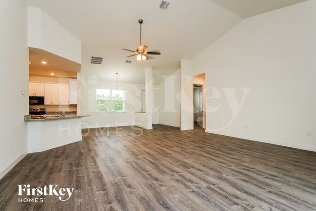 Photo - 741 Chestnut St E