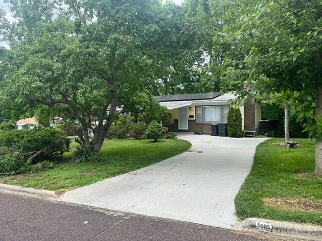 Charming 4 Bed 2.5 Bath Home With Nice Woo... - Charming 4 Bed 2.5 Bath Home With Nice Woo...