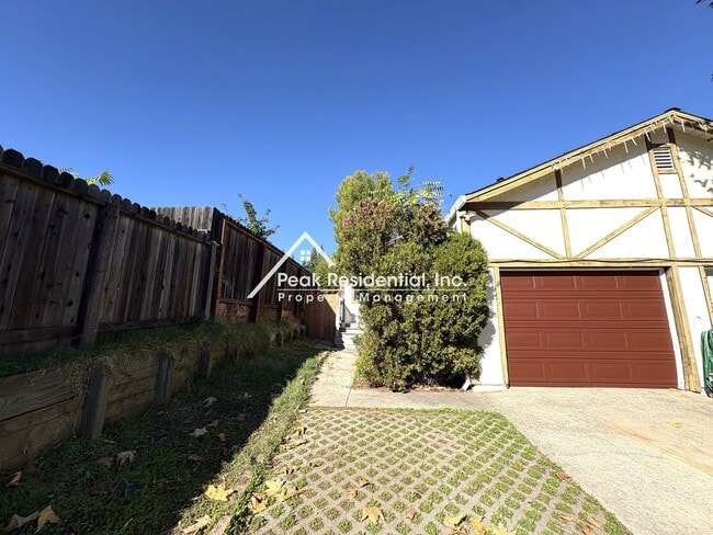 Building Photo - A Very Nice 3bd/2ba Orangevale Duplex with...