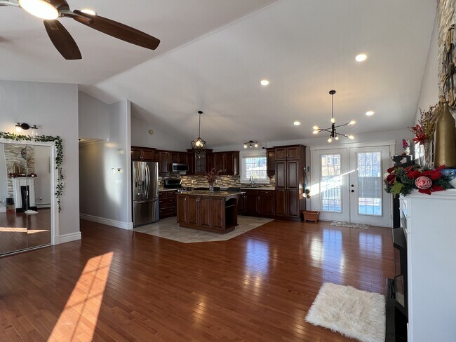 Photo - 18 Madison Ave Unité Main Floor