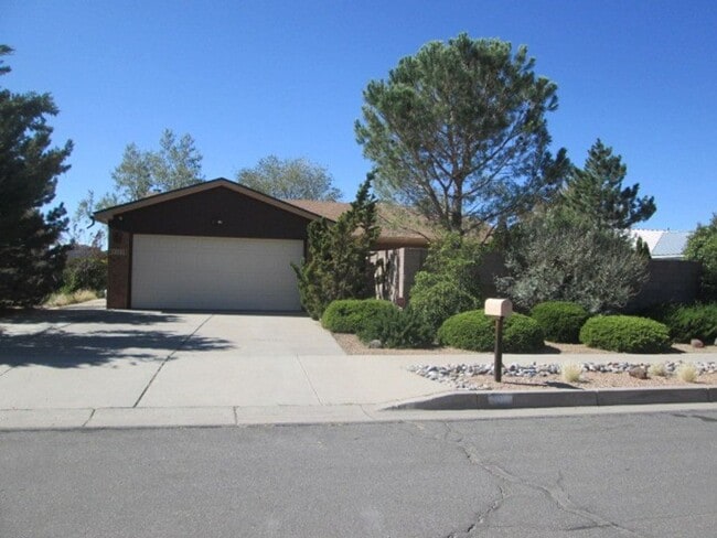 Building Photo - Nice 3 bedroom 2 bath located in Northeast Foothills on Cul De Sac St.