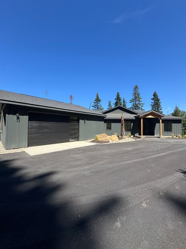 Building Photo - Luxury Rural Home Close to Town for Lease