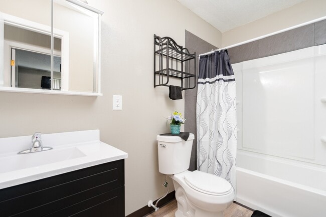 Photo - Brentwood Estates - Furnished & Unfurnished Apartments