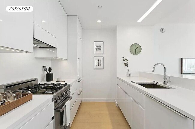 Photo - 29-11 Queens Plaza N