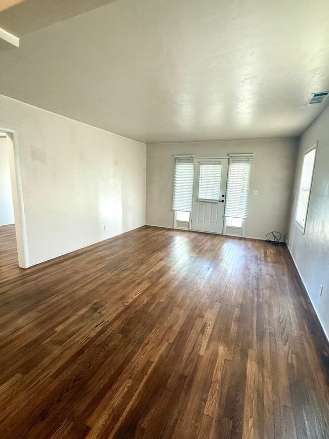 Photo - 935 W Oak St