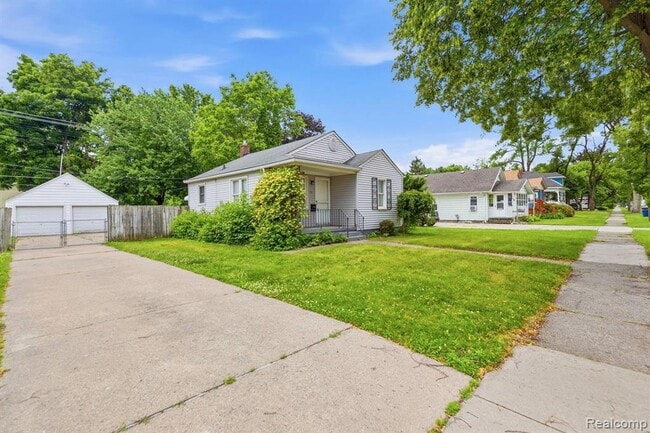 Photo - 77 Huron Ave