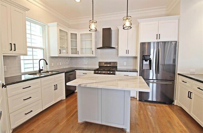 Photo - 2736 Cortlandt St