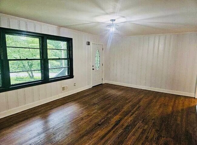 Photo - 202 S Wingate Rd