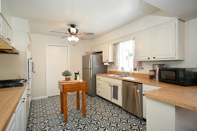 Photo - 23712 W Main St