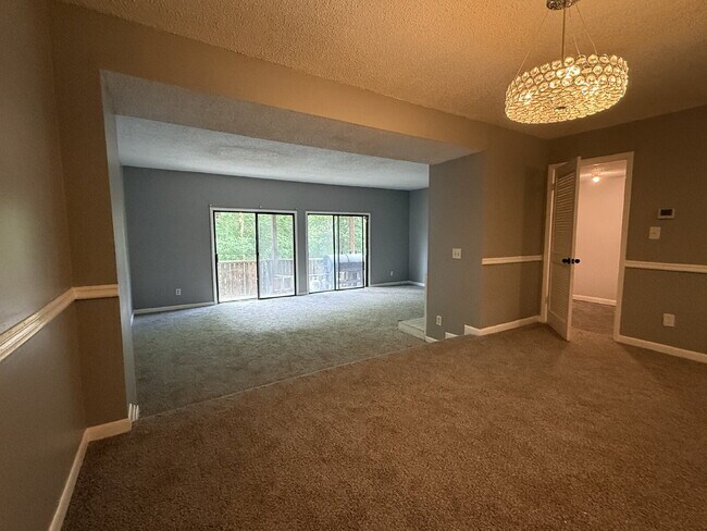 Building Photo - Your New Home Awaits: Charming 3-Bedroom Townhouse in Decatur!
