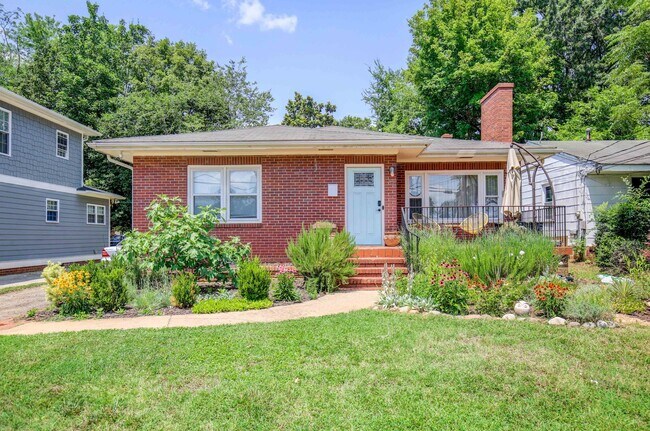 Photo - Adorable 3 bedroom ranch with fenced yard!