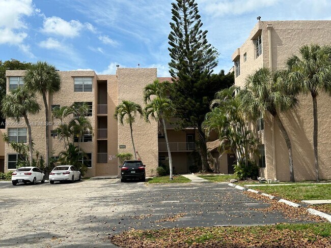 Photo - 9410 Live Oak Pl Unit 305