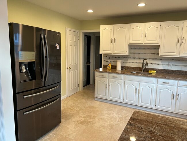 Building Photo - 28 Park Ave Unit Apt 2R