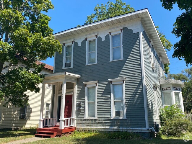 Building Photo - 732 Fairview Ave NE Unit Apt 1