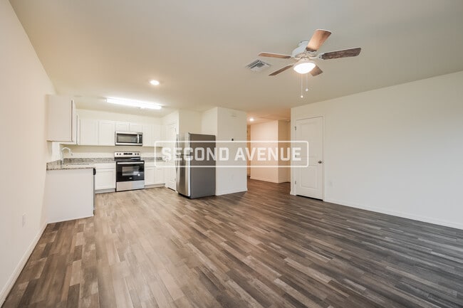 Photo - 954 Pilgrim St E