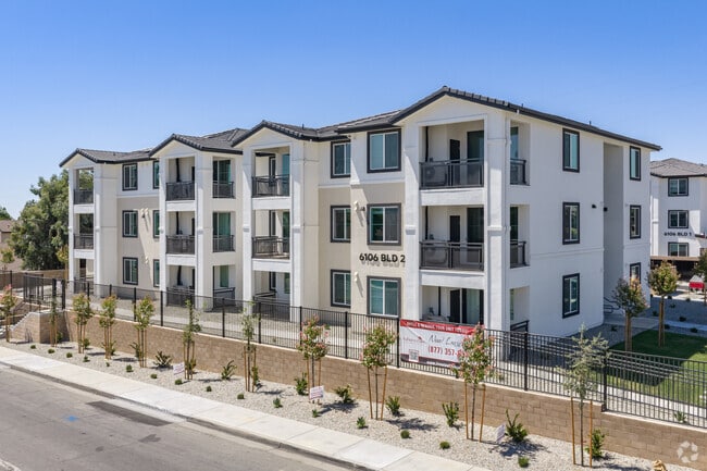 Building Photo - Auburn Oaks