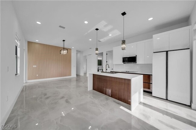 Photo - 713 Roma Ave S