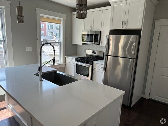 Building Photo - 183 Chelsea St Rental