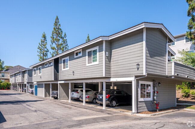 Estacionamiento cubierto disponible - Crestwood Apartment Homes