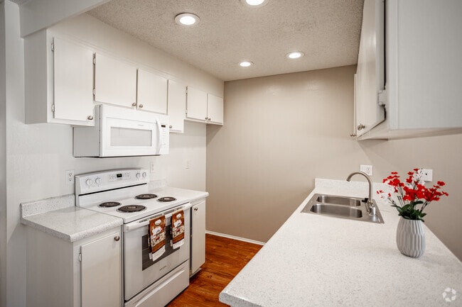 1BR, 1BA - 715SF - Kitchen - 110 Peppertree Apartments