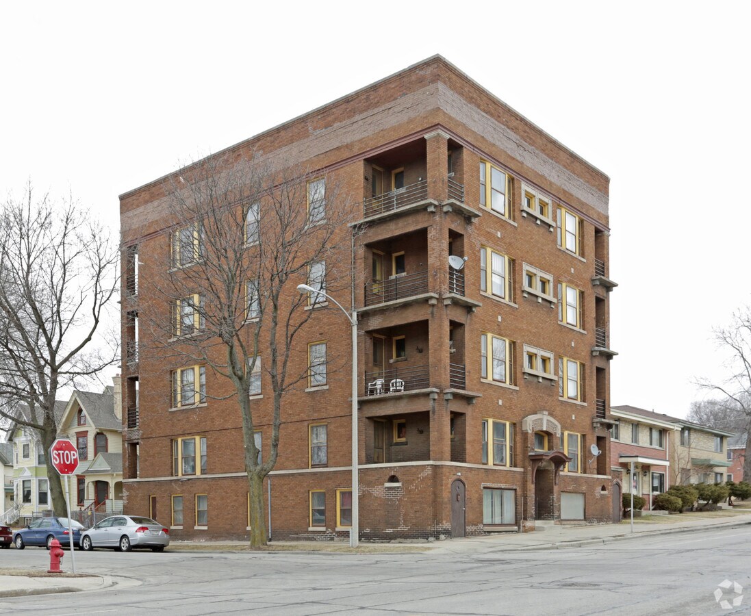 Photo - 2534-2536 W Wells St Apartments