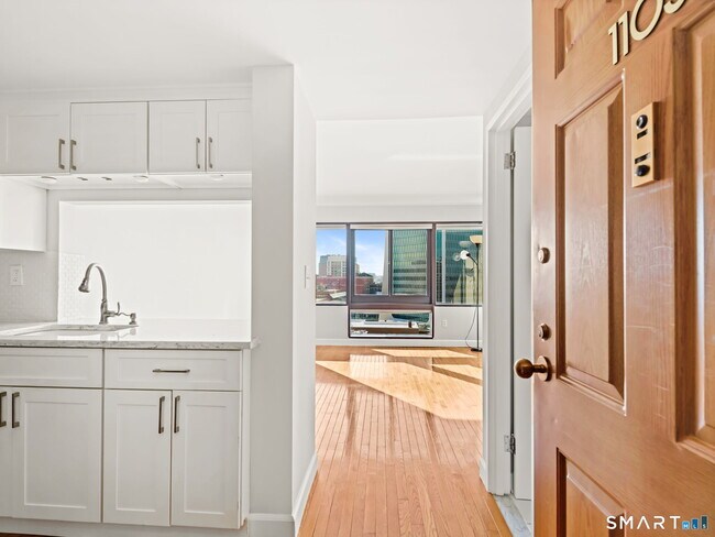 Building Photo - 127 Greyrock Pl Unit 1103