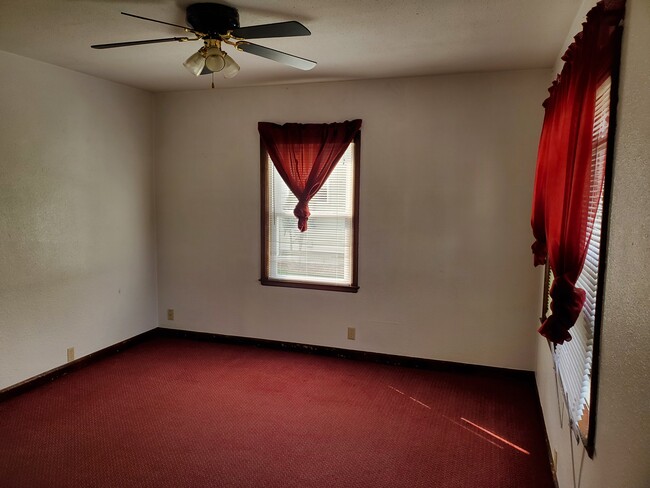 Photo - 212 Brown St W