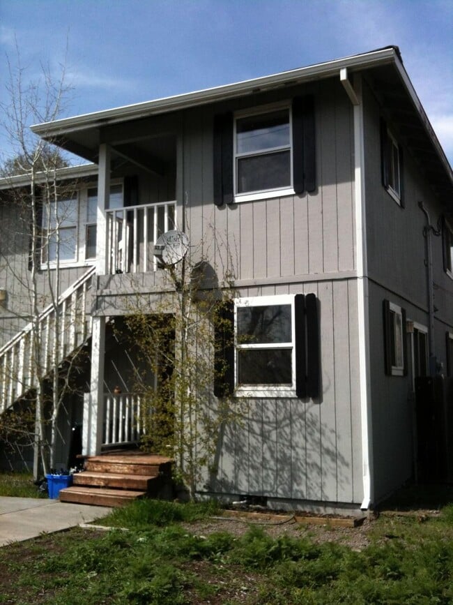 Front building - 114 NW Delaware Ave Unit B