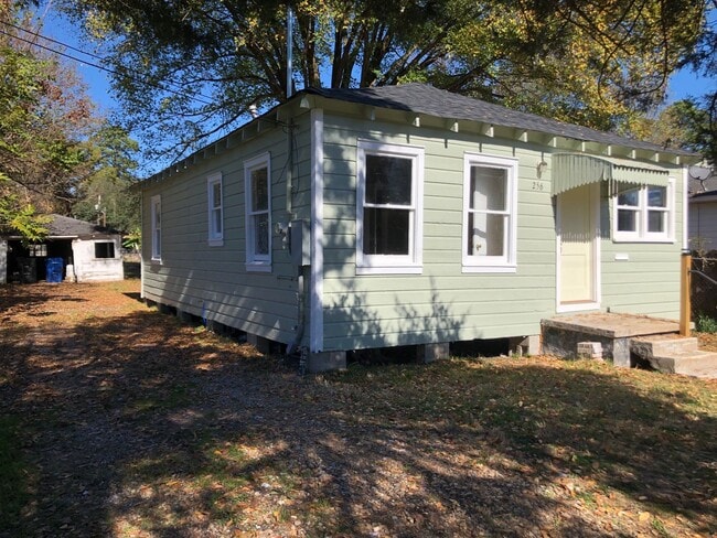 Photo - Nice 2 bedroom/1.5 bathroom house with fully fenced yard!