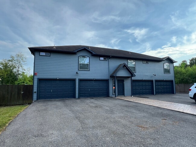 Building Photo - 19990 Ravenwood Dr Rental