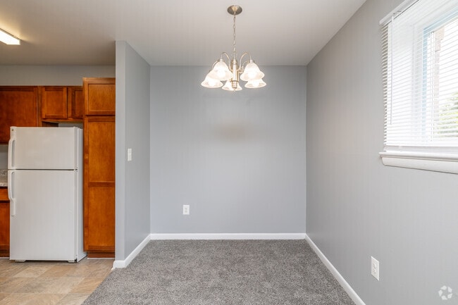 1BR, 1BA - 550SF - The Pratt - Dining Room