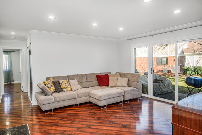 Photo - 1168 Middlebury Ln