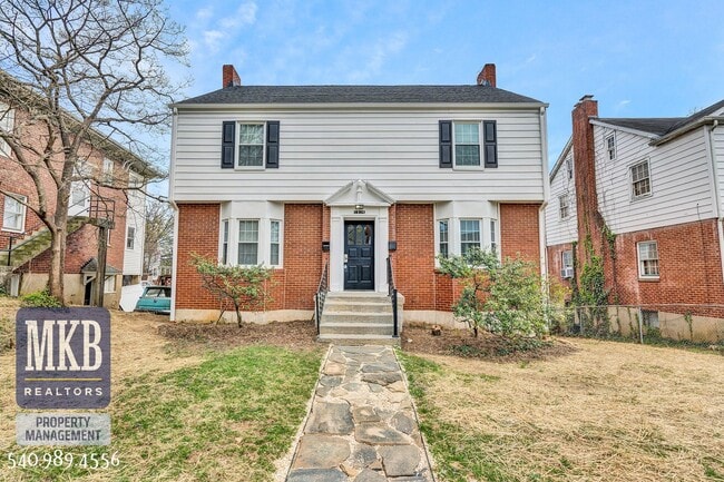 Building Photo - Beautiful 2 Bedroom, 1 Bath Duplex in SW Roanoke City