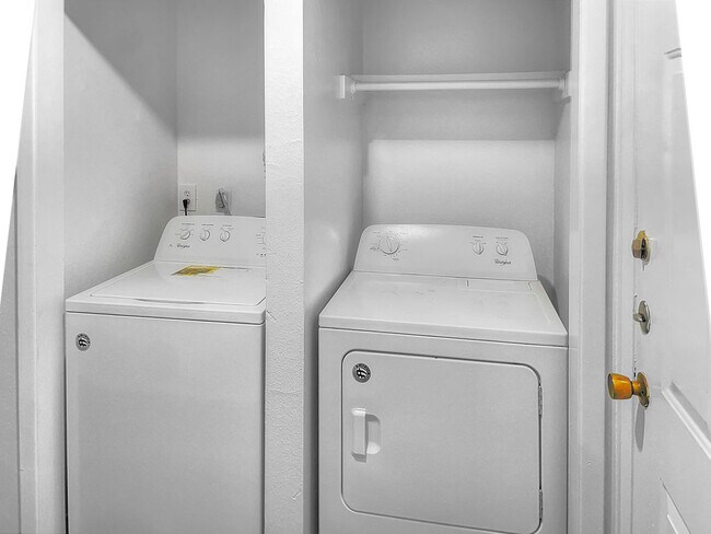 2 BR, 2BA - Washer/Dryer