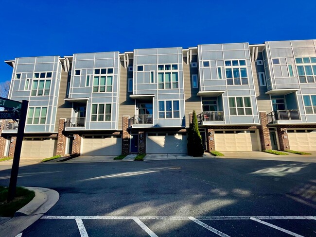 Stunning 2 bd 2.5 ba townhome. Located in ... - Stunning 2 bd 2.5 ba townhome. Located in ...