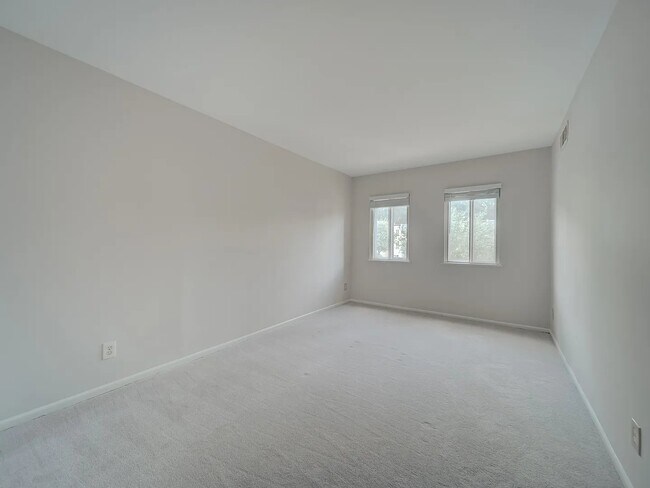 Building Photo - 5017 7th Rd S Unit APT 101