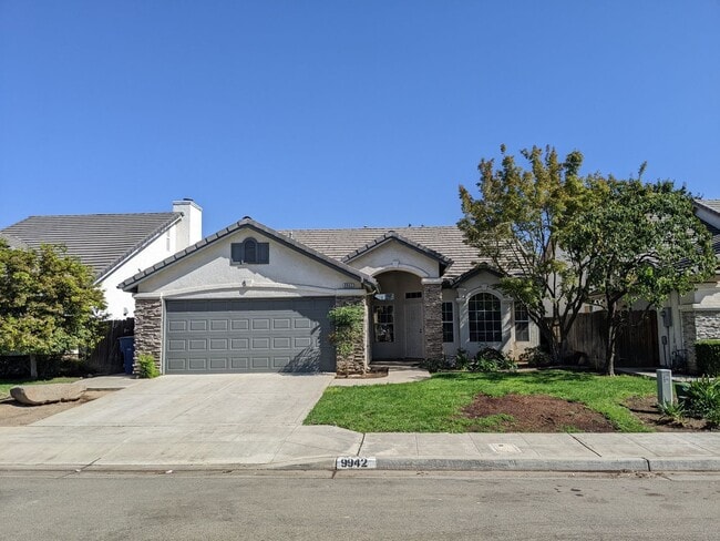 Building Photo - NE Fresno home close to Clovis North offer...