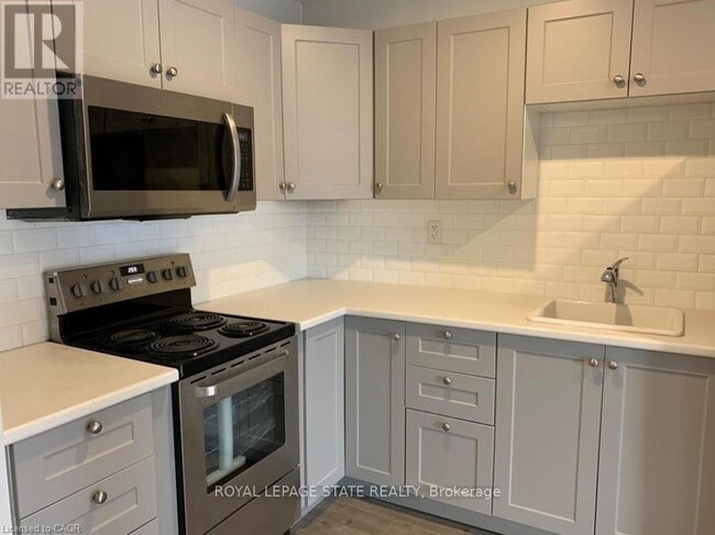Photo - 154 James St S